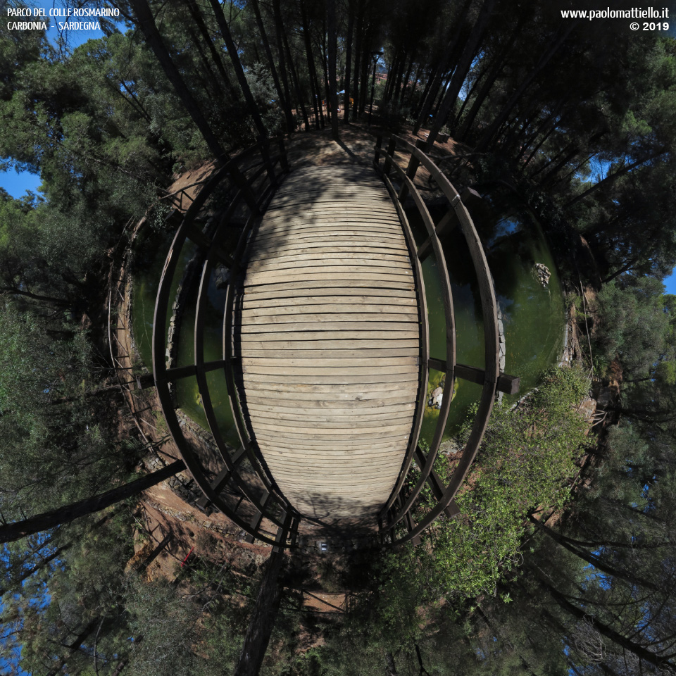 panorama stereografico stereographic - stereographic panorama - Sardegna→Carbonia | Parco del Colle Rosmarino, laghetto e ponte pedonale, 30.07.2019