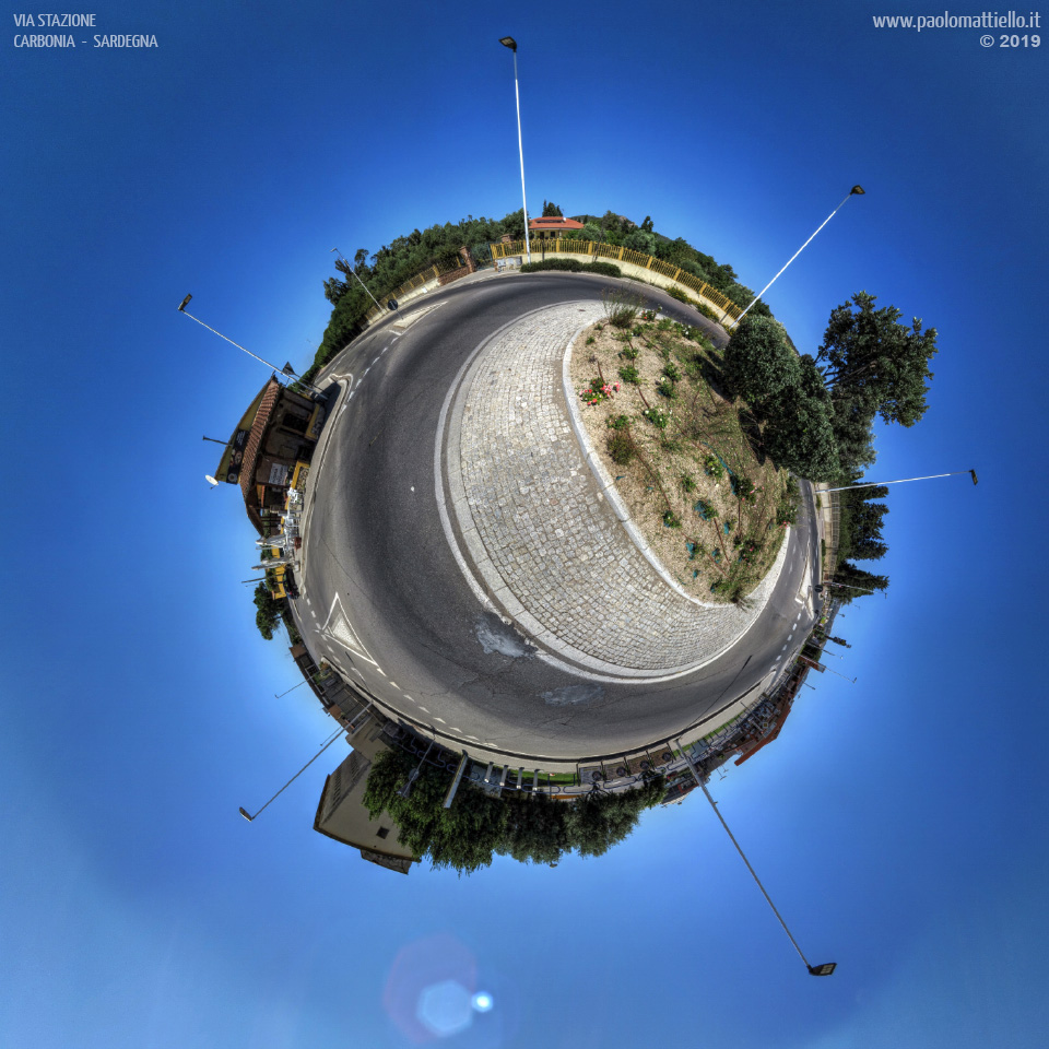 panorama stereografico stereographic - stereographic panorama - Sardegna→Carbonia | Rotatoria Via Stazione - Via del Minatore e Pizzeria Fuori Orario, 15.08.2019