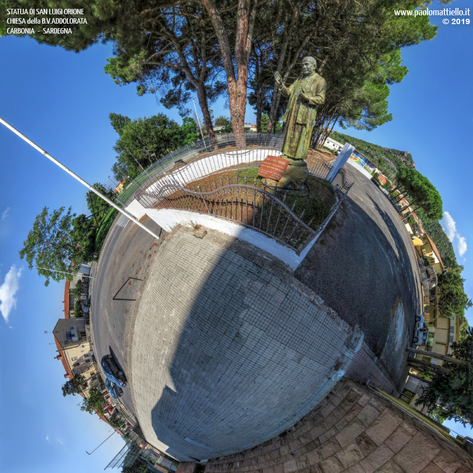 panorama stereografico stereographic - stereographic panorama - Sardegna→Carbonia | Chiesa della Beata Vergine Addolorata (Rosmarino), statua di San Luigi Orione, 04.09.2019