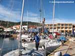 Le barche nel porto di Olbia, con la gru, e l'albergo sullo sfondo. Ci piace molto non dover fare troppa strada la domenica mattina!