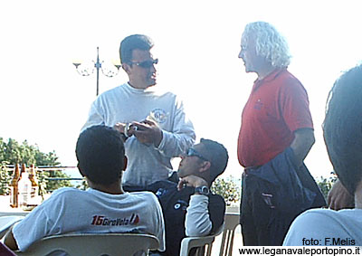 Salvatore Orecchioni con Aurelio Bini ricevono i complimenti per gli ottimi piazzamenti da Carlo Conte