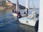 Ci si avvia a motore verso il campo di regata. Ci teniamo a precisare che ogni equipaggio dispone del proprio motore. È che a scrocca c'è più gusto