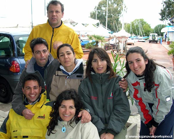 Foto di gruppo per l'equipaggio di Sardares, con alcune aggiunte esterne