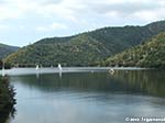 LNI Sulcis - Terminata la gara delle canoe kayak e delle bache autocostruite con materiali da riciclo,  il turno delle bache a vela. Una veduta del lago: l'aria inizia ad arrivare