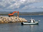 Porto Pino - lavori canale - 29.03.2011 - Un escavatore sistema i massi appena scaricati
