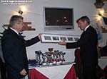 LNI Sulcis cene sociali - Il presidente LNI consegna al sindaco una cornice con alcune foto dell'attivit della Lega nel 2009 