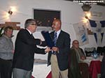 LNI Sulcis cene sociali - Il presidente Tolu consegna un omaggio ad Alessandro Picciau della Cagliari Sailing Charter, skipper delle due imbarcazioni che hanno partecipato nel 2009 al Giro di Corsica e alla Round Sardinia Race, con a bordo anche velisti dlla LNI SULCIS