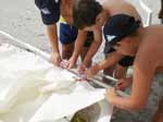 I giovani marinai armano l'optimist