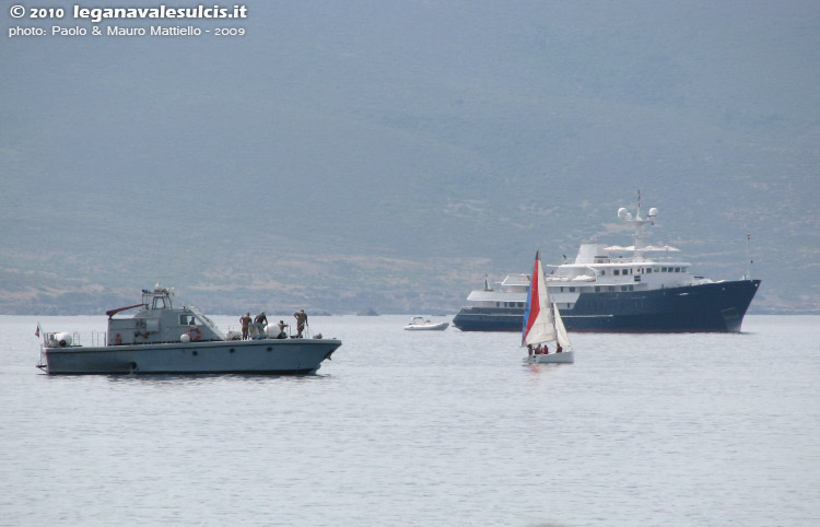 Porto Pino - Barche - 2009 - La motovedetta dell'Esercito saluta la barca della LNI Sulcis durante i corsi di vela