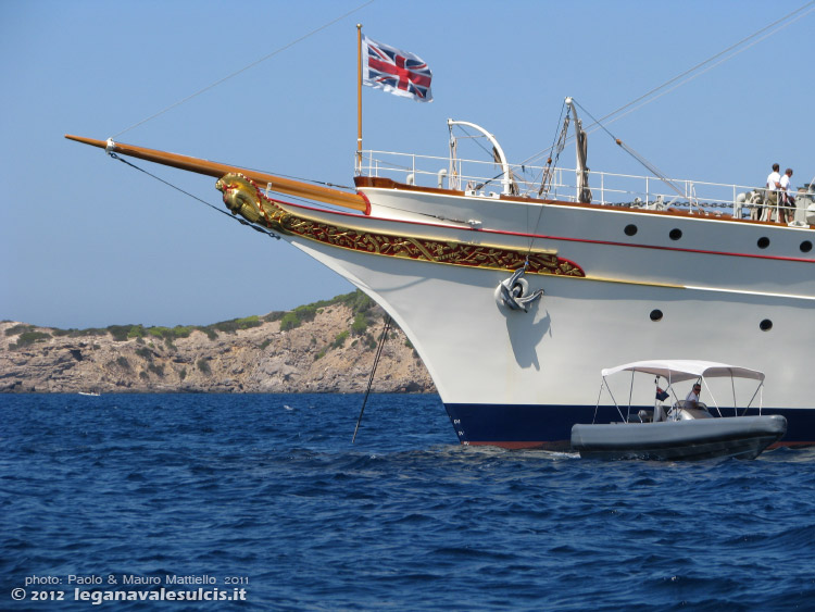 Porto Pino - Barche - 2011, uno dei tender del Nahlin