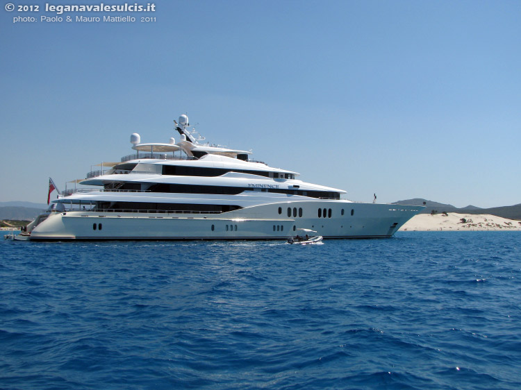 Porto Pino - Barche - 2011, l'enorme (78.4m) e lussuoso yacht Eminence, varato nel 2008