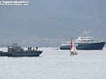 Porto Pino - Barche - 2009 - La motovedetta dell'Esercito saluta la barca della LNI Sulcis durante i corsi di vela