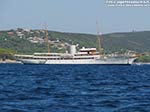 Porto Pino - Barche - 2011, l'enorme (91.4m) e lussuoso yacht d'epoca Nahlin, utilizzato negli anni '30 dalla famiglia reale inglese e successivamente appartenuto anche ai reali di Romania