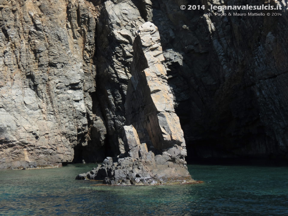 Porto Pino - Agosto 2014,roccia presso Cala Mala (Cala Piombo)