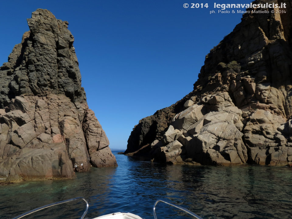 Porto Pino - Agosto 2014,Punta di Cala Piombo, spettacolare strettoia navigabile e roccia mamuthone