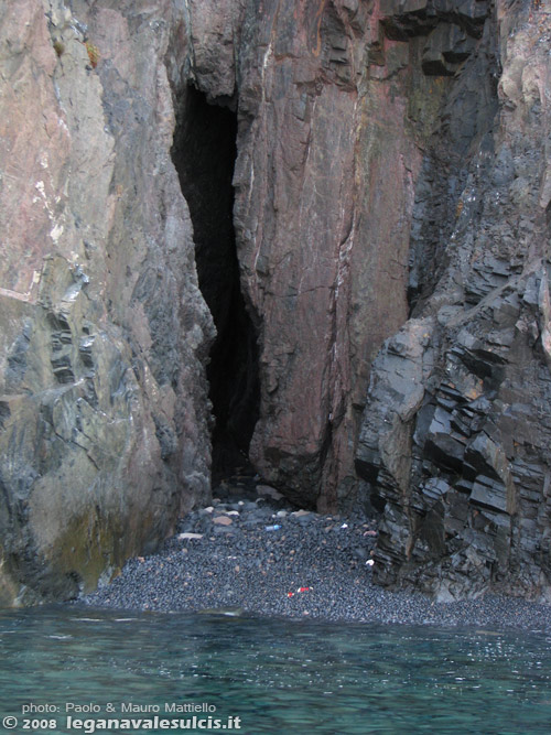 Porto Pino - 2008, grotta presso la Punta di Cala Piombo