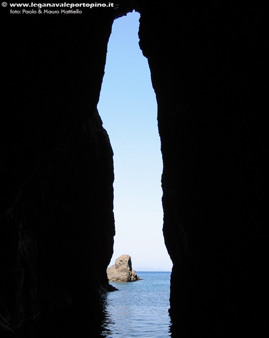 Porto Pino - 2003, interno della grandissima grotta (visitabile in barca) della Punta di Cala Piombo
