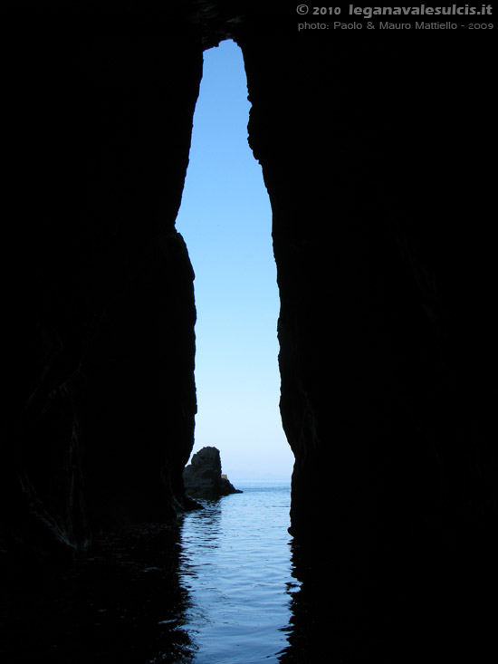 Porto Pino - 2009, interno della grandissima grotta (visitabile in barca) della Punta di Cala Piombo