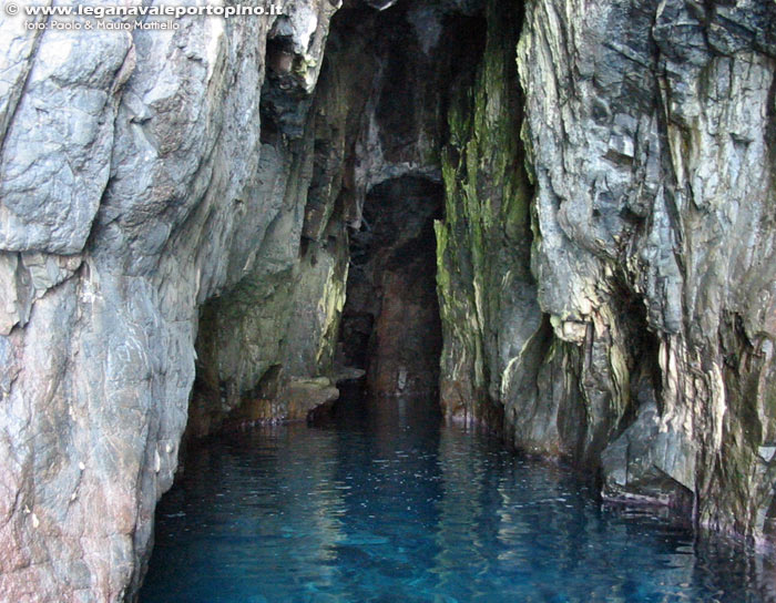 Porto Pino - 2004, interno della grandissima grotta (visitabile in barca) della Punta di Cala Piombo