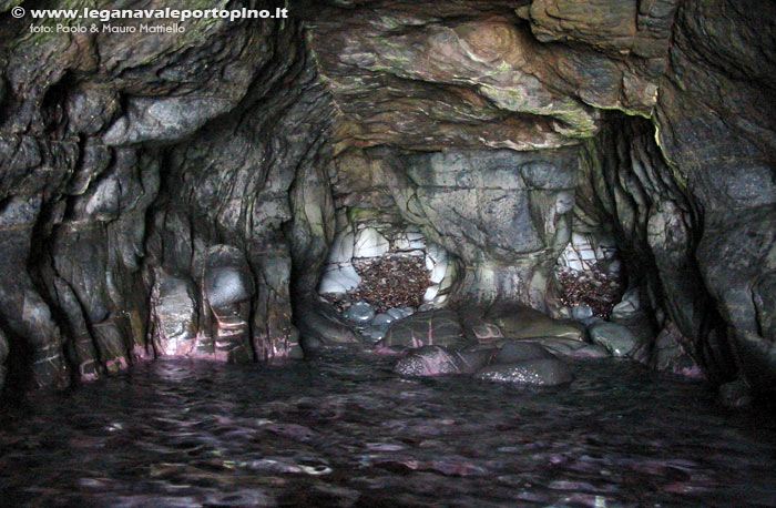 Porto Pino - Interno di una delle grotte
