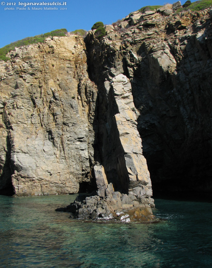 Porto Pino - 2011, roccia triangolare presso Cala Mala