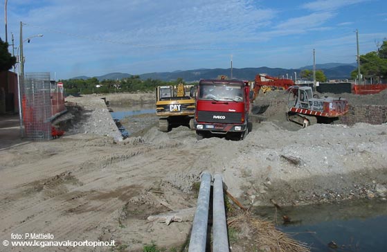 LNI Sulcis - 20.10.2004 - I lavori sono ripresi a pieno ritmo, il canale è stato di nuovo chiuso e due potenti pompe assicurano il drenaggio dell'acqua
