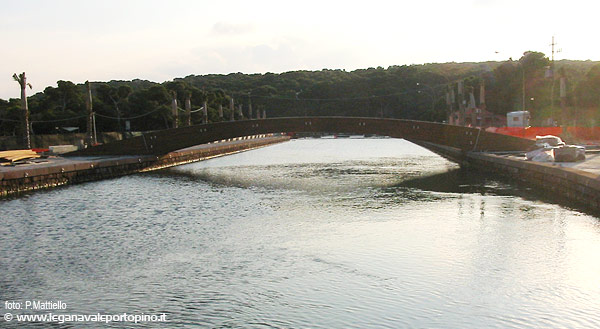 LNI Sulcis - 31.01.2005 - Il nuovo ponte di legno ponte è in posizione da alcune settimane
