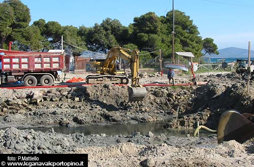 LNI Sulcis - 17.03.2005 - Ricomincia lo scavo. Viene chiuso il canale e gli escavatori preparano la posa delle banchine

