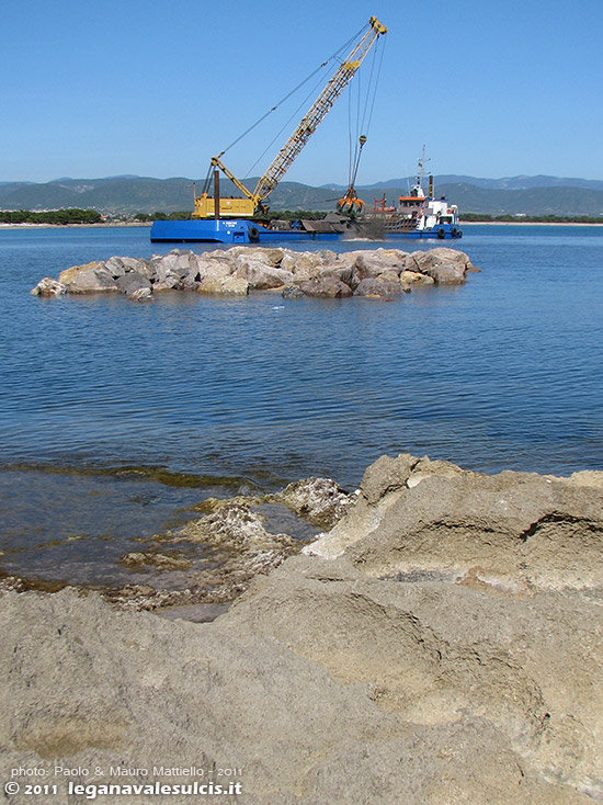 LNI Sulcis - 07.04.2011 - La costruzione della diga foranea di pietra è appena cominciata
