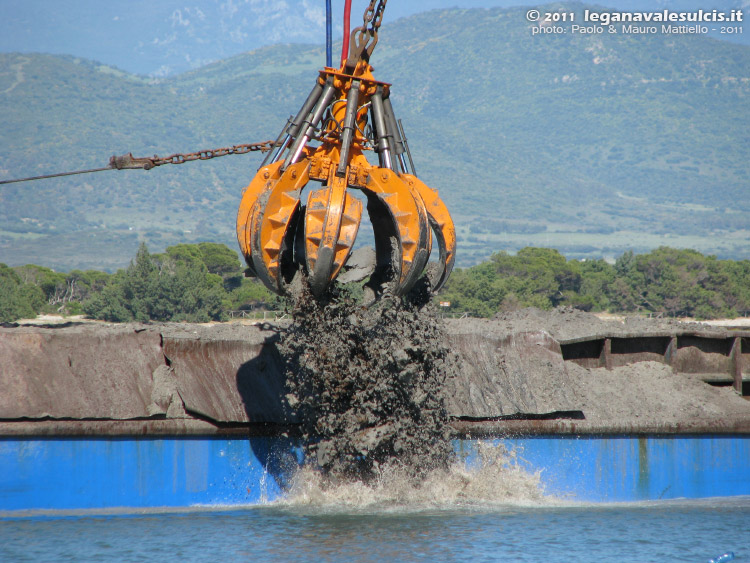 LNI Sulcis - 07.04.2011 - La draga scarica al largo la sabbia estratta dall'imboccatura del canale

