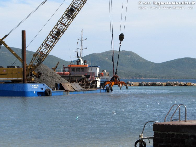 LNI Sulcis - 15.04.2011 - La draga estrae la sabbia dall'imboccatura del canale
