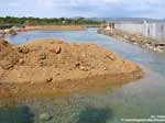 LNI Sulcis - 19.06.2004 - Il canale &egrave; in procinto di essere chiuso dal ponte pedonale in gi&ugrave; verso il ponte stradale in modo da essere prosciugato e consentire lo scavo e la messa in opera delle banchine di cemento e pietra gi&agrave; pronte da giorni
