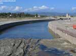 LNI Sulcis - 08.04.2006 - Il tratto ponte-stagni &egrave; a buon punto e si costruisce lo scivolo d'alaggio (presso il ponte)
