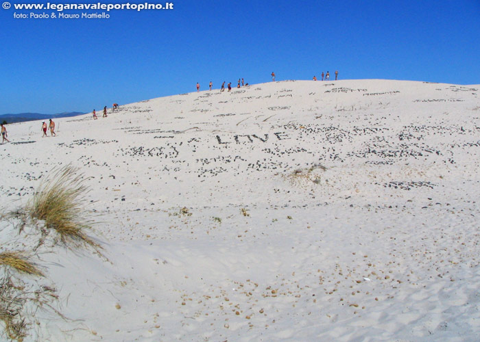Porto Pino - Dune - Scritte sulla sabbia con le tipiche pietre di granito levigatissimo presenti in abbondanza