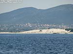 Porto Pino - Dune - 2009, agosto. Sullo sfondo, apparentemente vicino ma a 6,2 Km di distanza in linea d'aria, il paese di S.Anna Arresi