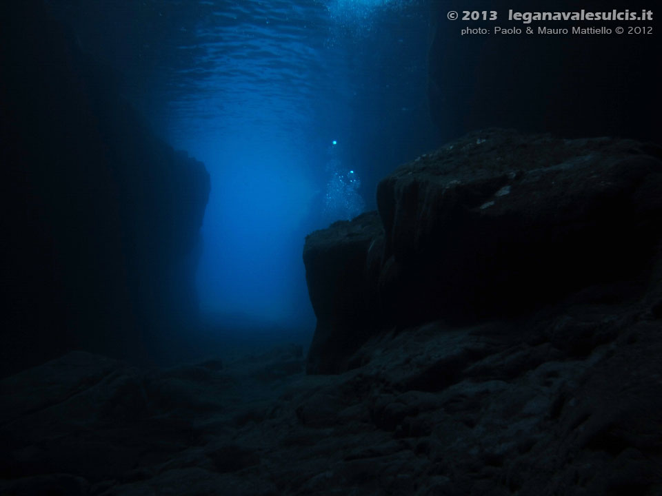 Porto Pino foto subacquee - 2012 - Grande grotta presso la punta di Cala Piombo