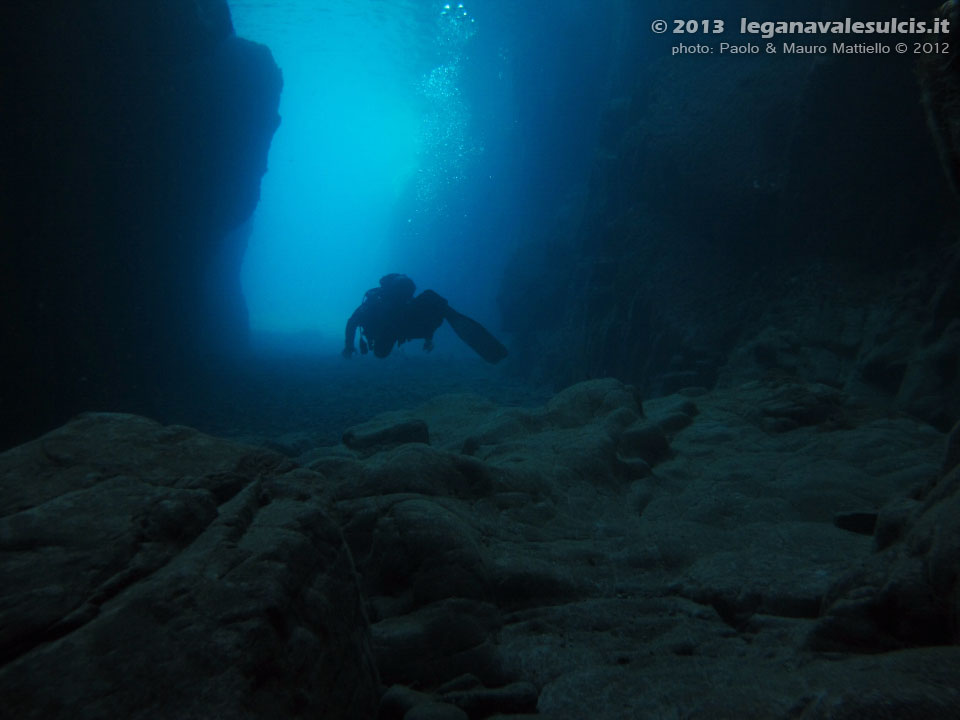 Porto Pino foto subacquee - 2012 - Grotta presso la punta di Cala Piombo 