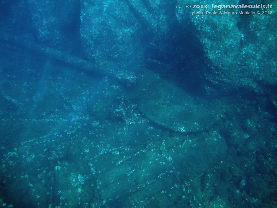 Porto Pino foto subacquee - 2012 - Il timone del relitto della punta di Cala Piombo