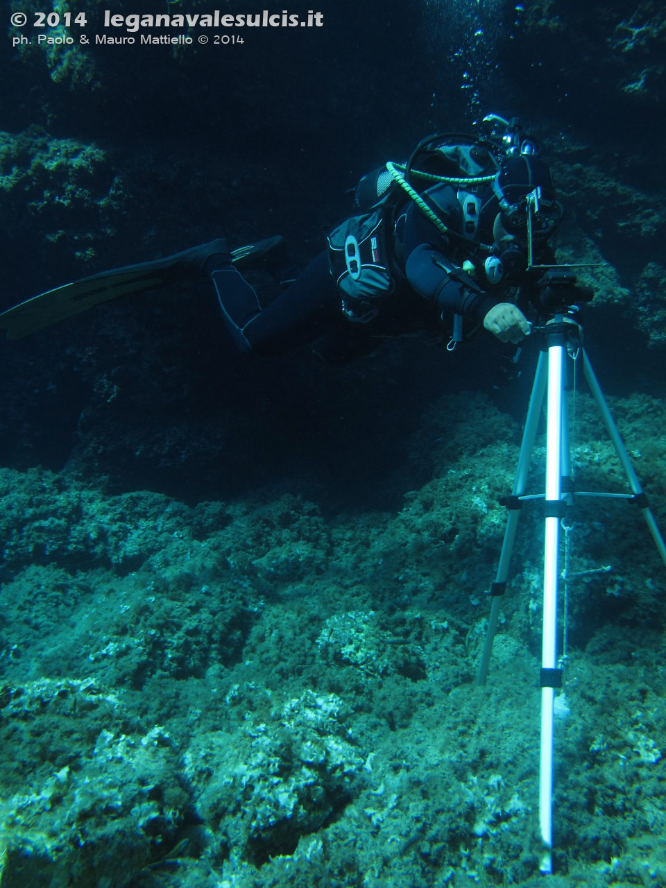 Porto Pino foto subacquee - 2014 - Subacqueo si appresta a scattare le foto per una foto sferica subacquea