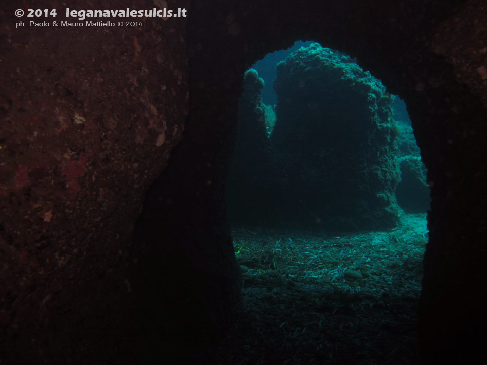 Porto Pino foto subacquee - 2014 - Grotta (profondit 20 metri) tra Punta Menga e Porto Pinetto, simile ad una galleria