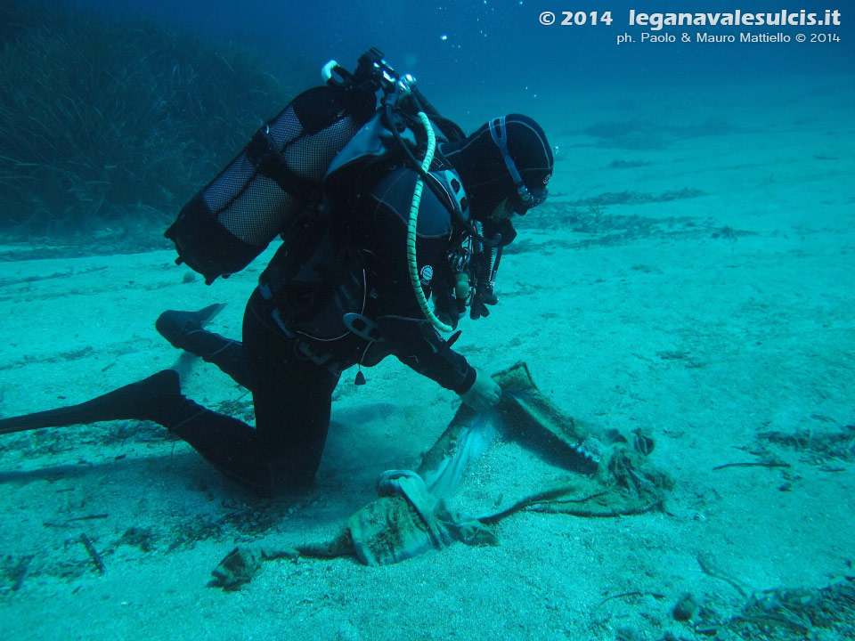 Porto Pino foto subacquee - 2014 - Subacqueo trova una vecchia giacca