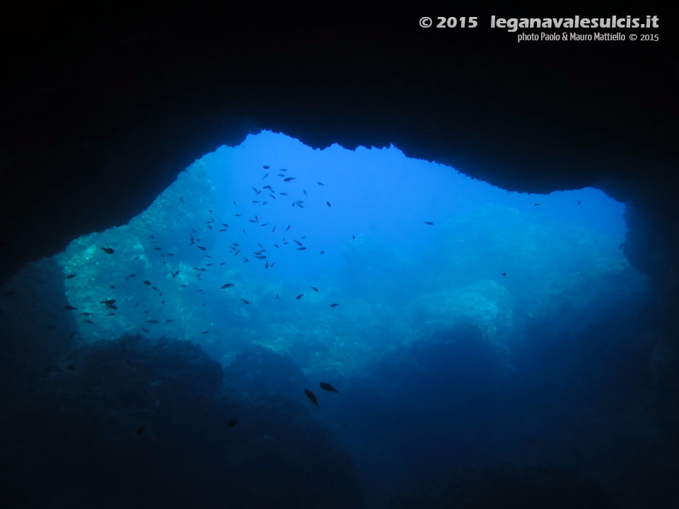 Porto Pino foto subacquee - 2015 - Grotta subacquea nell'isola La Vacca: uscita vista da dentro
