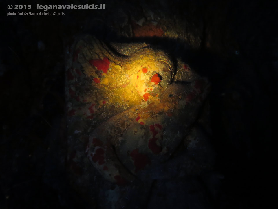Porto Pino foto subacquee - 2015 - Grotta subacquea nell'isola La Vacca: statua dello scultore Gianni Salidu (2002), illuminata con torcia
