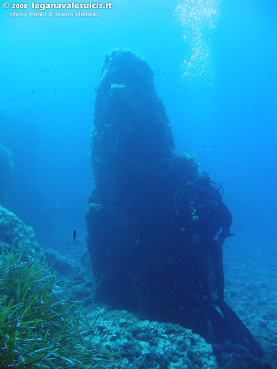 Porto Pino foto subacquee - 2008 - Curioso monolito (si trova all'imboccatura dello stretto e conosciuto passaggio navigabile in barca presso la punta di Cala Piombo)