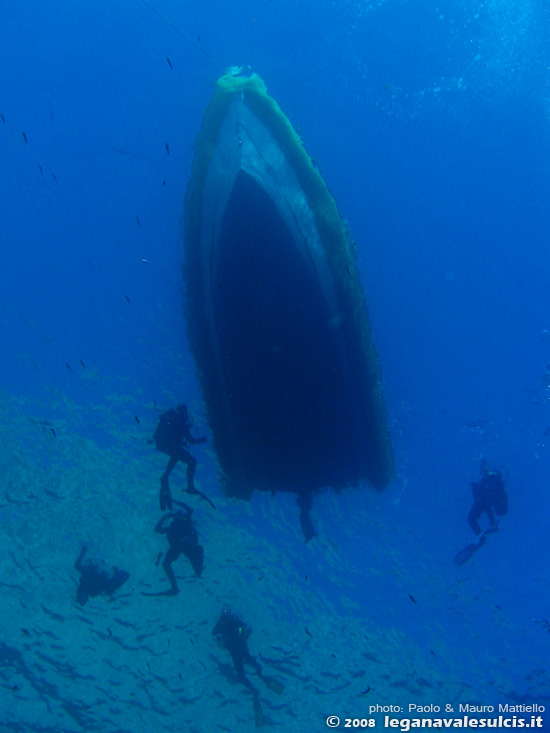 Porto Pino foto subacquee - 2008 - C.Galera, vicini di immersione, arrivati su un grosso gommone. Si intravvede anche la grande parete di C.Teulada