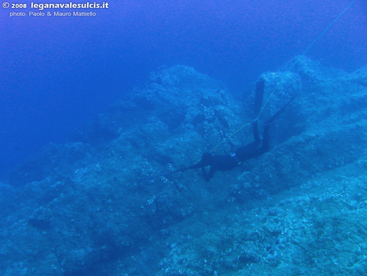 Porto Pino foto subacquee - 2008 - Capo Teulada: per la prima volta fotografiamo un pescatore subacqueo in azione, spuntato fuori dal nulla, probabilmente vicino di barca (il posto era affollato...)