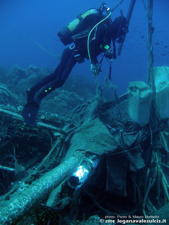 Porto Pino foto subacquee - 2008 - Subacqueo (Mauro) presso i poveri resti della barca a vela Samudra, tragicamente naufragata nel 2007 presso Punta delle Canne, Cala Piombo