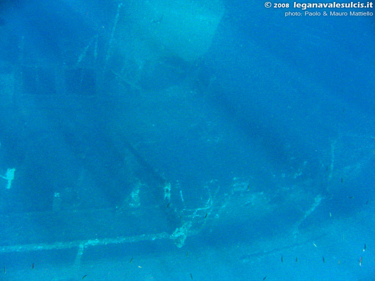 Porto Pino foto subacquee - 2008 - Relitto della nave da carico Dino, Porto Zafferano, fotografato dalla superficie in una giornata di calma e acqua limpida (la foto è, originalmente molto blu, è stata adeguatamente contrastata per rendere un po' l'idea di come si vede coi propri occhi dalla superficie)