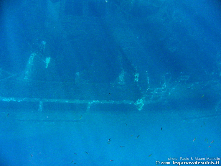 Porto Pino foto subacquee - 2008 - Relitto della nave da carico Dino, Porto Zafferano, fotografato dalla superficie in una giornata di calma e acqua limpida (la foto è, originalmente molto blu, è stata adeguatamente contrastata per rendere un po' l'idea di come si vede coi propri occhi dalla superficie)