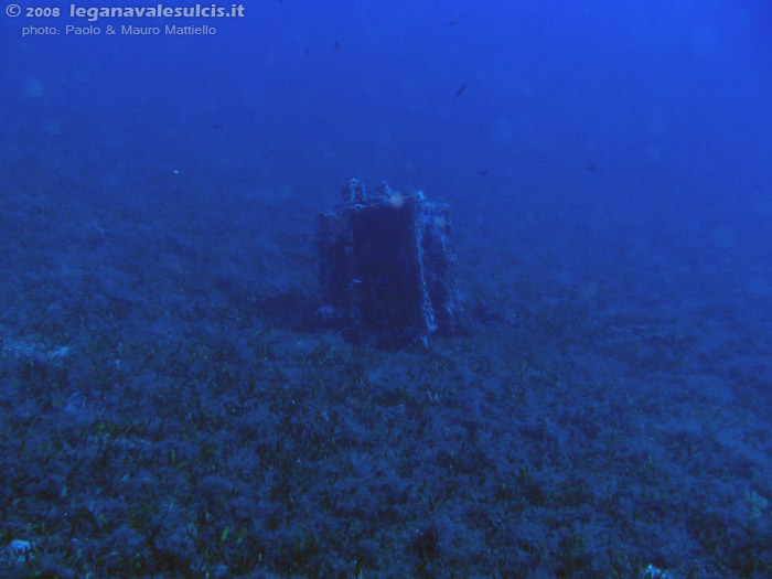 Porto Pino foto subacquee - 2008 - Misterioso e lugubre residuato, nella piana di fondo di Cala Galera-Capo Teulada
